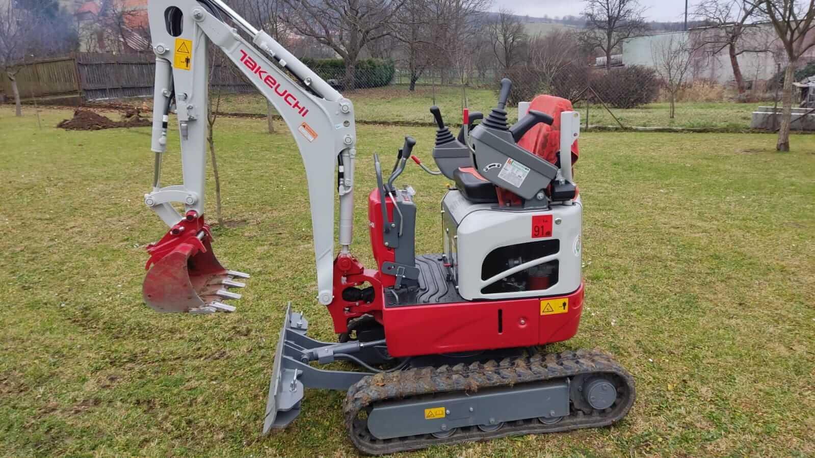 práce s pásovým mini bagrem práce s pásovým mini bagrem